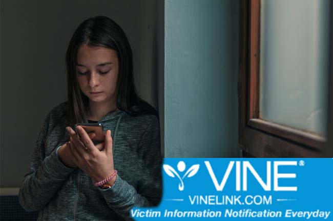 girl texting with VINELink App to an inmate